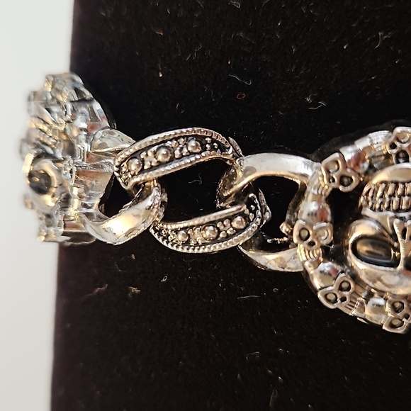 SKULL Antiqued Silverstone 8" Long Bracelet - Picture 4 of 9
